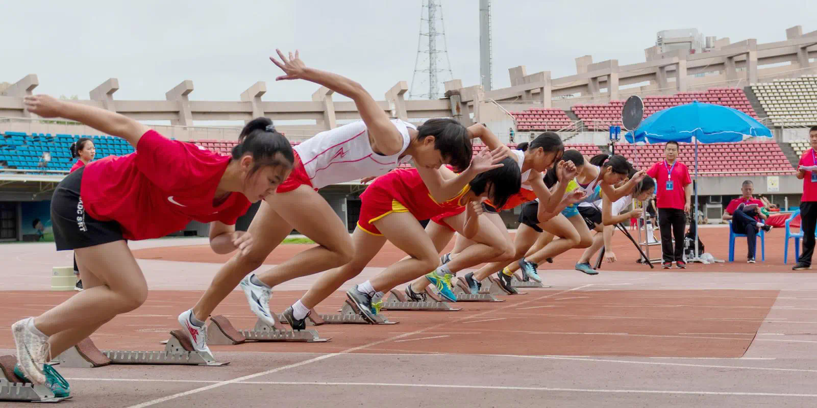 初学网球拍女的怎么选择